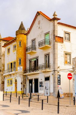 Nazare, Portekiz - 15 Ekim 2016: Nasıra Sahili Mimarisi, Portekiz. Bu Silver Coast (Costa de Prata en popüler sahil beldelerinden biridir).