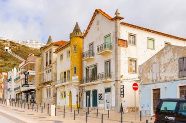 Nazare, Portekiz - 15 Ekim 2016: Nasıra Sahili Mimarisi, Portekiz. Bu Silver Coast (Costa de Prata en popüler sahil beldelerinden biridir).