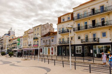 Nazare, Portekiz - 15 Ekim 2016: Nasıra Sahili Mimarisi, Portekiz. Bu Silver Coast (Costa de Prata en popüler sahil beldelerinden biridir).