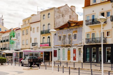 Nazare, Portekiz - 15 Ekim 2016: Nasıra Sahili Mimarisi, Portekiz. Bu Silver Coast (Costa de Prata en popüler sahil beldelerinden biridir).