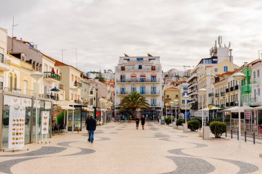 Nazare, Portekiz - 15 Ekim 2016: Nasıra Sahili Mimarisi, Portekiz. Bu Silver Coast (Costa de Prata en popüler sahil beldelerinden biridir).