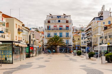 Nazare, Portekiz - 15 Ekim 2016: Nasıra Sahili Mimarisi, Portekiz. Bu Silver Coast (Costa de Prata en popüler sahil beldelerinden biridir).