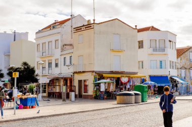 Nazare, Portekiz - 15 Ekim 2016: Nasıra Sahili, Portekiz. Bu Silver Coast (Costa de Prata en popüler sahil beldelerinden biridir)