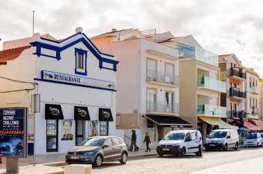 Nazare, Portekiz - 15 Ekim 2016: Nasıra Sahili, Portekiz. Bu Silver Coast (Costa de Prata en popüler sahil beldelerinden biridir)