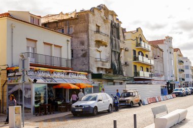 Nazare, Portekiz - 15 Ekim 2016: Nasıra Sahili, Portekiz. Bu Silver Coast (Costa de Prata en popüler sahil beldelerinden biridir)