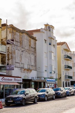 Nazare, Portekiz - 15 Ekim 2016: Nasıra Sahili, Portekiz. Bu Silver Coast (Costa de Prata en popüler sahil beldelerinden biridir)