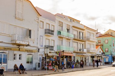 Nazare, Portekiz - 15 Ekim 2016: Nasıra Sahili, Portekiz. Bu Silver Coast (Costa de Prata en popüler sahil beldelerinden biridir)