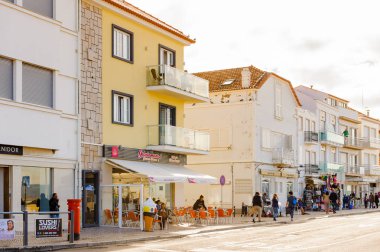 Nazare, Portekiz - 15 Ekim 2016: Nasıra Sahili, Portekiz. Bu Silver Coast (Costa de Prata en popüler sahil beldelerinden biridir)