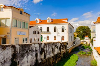 Alcobaca, Portekiz - 15 Ekim 2016: Alcobaca Mimarisi, Oeste Alt Bölgesi, Portekiz'de Centro bölgesi. Şehir ilk kral Afonso Henriques sonra önemli oldu