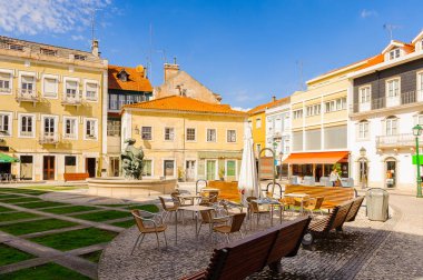 Alcobaca, Portekiz - 15 Ekim 2016: Alcobaca'daki ana meydanın mimarisi, Oeste Alt Bölgesi, Portekiz'in Centro bölgesi. Şehir ilk kral Afonso Henriques sonra önemli oldu