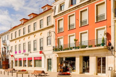 Alcobaca, Portekiz - 15 Ekim 2016: Alcobaca'daki ana meydanın mimarisi, Oeste Alt Bölgesi, Portekiz'in Centro bölgesi. Şehir ilk kral Afonso Henriques sonra önemli oldu