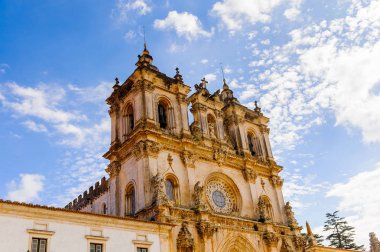 Alcobaca, Portekiz - 15 Ekim 2016: Kral I. Pedro ve Ines de Castro'nun burried edildiği Orta Çağ Roma Katolik manastırı. Unesco Dünya Heriatge
