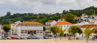 Alcobaca, Portekiz - 15 Ekim 2016: Alcobaca'daki ana meydanın mimarisi, Oeste Alt Bölgesi, Portekiz'in Centro bölgesi. Şehir ilk kral Afonso Henriques sonra önemli oldu