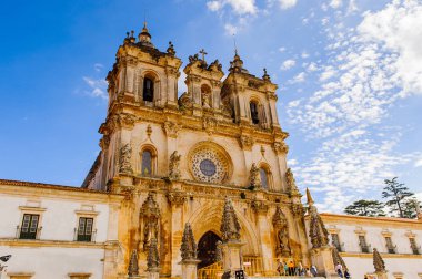 Alcobaca, Portekiz - 15 Ekim 2016: Kral I. Pedro ve Ines de Castro'nun burried edildiği Orta Çağ Roma Katolik manastırı. Unesco Dünya Heriatge