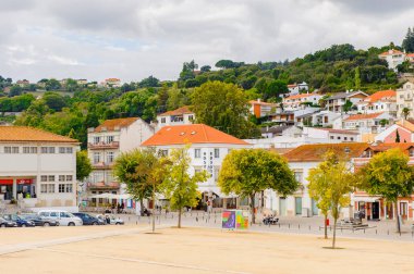 Alcobaca, Portekiz - 15 Ekim 2016: Alcobaca'daki ana meydanın mimarisi, Oeste Alt Bölgesi, Portekiz'in Centro bölgesi. Şehir ilk kral Afonso Henriques sonra önemli oldu