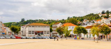 Alcobaca, Portekiz - 15 Ekim 2016: Alcobaca'daki ana meydanın mimarisi, Oeste Alt Bölgesi, Portekiz'in Centro bölgesi. Şehir ilk kral Afonso Henriques sonra önemli oldu