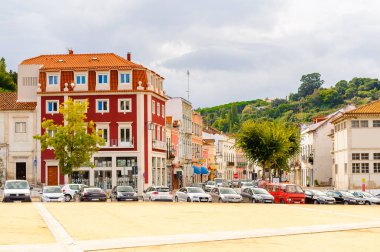 Alcobaca, Portekiz - 15 Ekim 2016: Alcobaca'daki ana meydanın mimarisi, Oeste Alt Bölgesi, Portekiz'in Centro bölgesi. Şehir ilk kral Afonso Henriques sonra önemli oldu