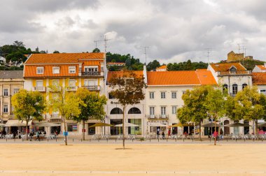 Alcobaca, Portekiz - 15 Ekim 2016: Alcobaca'daki ana meydanın mimarisi, Oeste Alt Bölgesi, Portekiz'in Centro bölgesi. Şehir ilk kral Afonso Henriques sonra önemli oldu