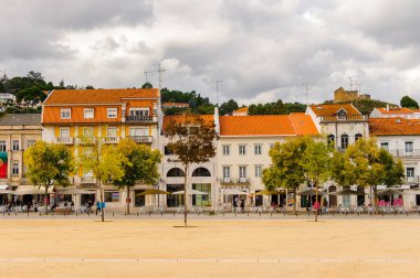 Alcobaca, Portekiz - 15 Ekim 2016: Alcobaca'daki ana meydanın mimarisi, Oeste Alt Bölgesi, Portekiz'in Centro bölgesi. Şehir ilk kral Afonso Henriques sonra önemli oldu