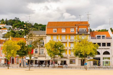 Alcobaca, Portekiz - 15 Ekim 2016: Alcobaca'daki ana meydanın mimarisi, Oeste Alt Bölgesi, Portekiz'in Centro bölgesi. Şehir ilk kral Afonso Henriques sonra önemli oldu