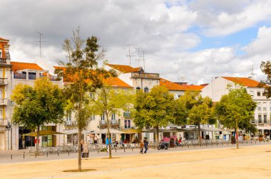 Alcobaca, Portekiz - 15 Ekim 2016: Alcobaca'daki ana meydanın mimarisi, Oeste Alt Bölgesi, Portekiz'in Centro bölgesi. Şehir ilk kral Afonso Henriques sonra önemli oldu
