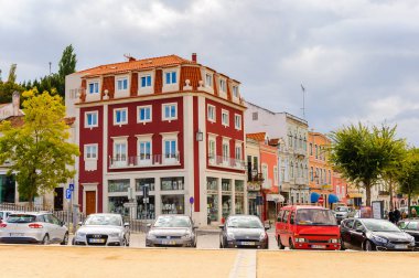 Alcobaca, Portekiz - 15 Ekim 2016: Alcobaca'daki ana meydanın mimarisi, Oeste Alt Bölgesi, Portekiz'in Centro bölgesi. Şehir ilk kral Afonso Henriques sonra önemli oldu