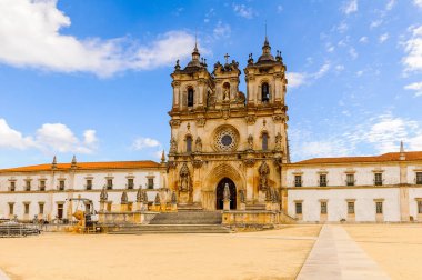 Alcobaca, Portekiz - 15 Ekim 2016: Kral I. Pedro ve Ines de Castro'nun burried edildiği Orta Çağ Roma Katolik manastırı. Unesco Dünya Heriatge