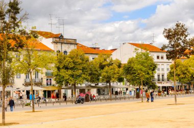 Alcobaca, Portekiz - 15 Ekim 2016: Alcobaca'daki ana meydanın mimarisi, Oeste Alt Bölgesi, Portekiz'in Centro bölgesi. Şehir ilk kral Afonso Henriques sonra önemli oldu