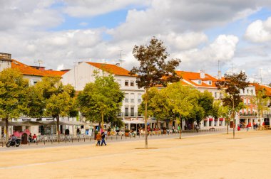 Alcobaca, Portekiz - 15 Ekim 2016: Alcobaca'daki ana meydanın mimarisi, Oeste Alt Bölgesi, Portekiz'in Centro bölgesi. Şehir ilk kral Afonso Henriques sonra önemli oldu