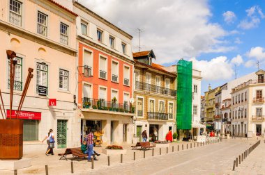Alcobaca, Portekiz - 15 Ekim 2016: Alcobaca'daki ana meydanın mimarisi, Oeste Alt Bölgesi, Portekiz'in Centro bölgesi. Şehir ilk kral Afonso Henriques sonra önemli oldu