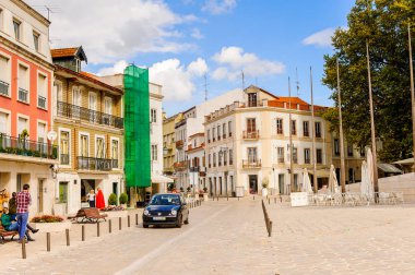 Alcobaca, Portekiz - 15 Ekim 2016: Alcobaca'daki ana meydanın mimarisi, Oeste Alt Bölgesi, Portekiz'in Centro bölgesi. Şehir ilk kral Afonso Henriques sonra önemli oldu