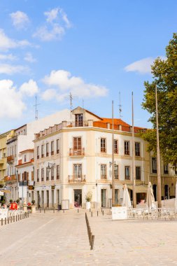 Alcobaca, Portekiz - 15 Ekim 2016: Alcobaca'daki ana meydanın mimarisi, Oeste Alt Bölgesi, Portekiz'in Centro bölgesi. Şehir ilk kral Afonso Henriques sonra önemli oldu