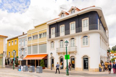 Alcobaca, Portekiz - 15 Ekim 2016: Alcobaca'daki ana meydanın mimarisi, Oeste Alt Bölgesi, Portekiz'in Centro bölgesi. Şehir ilk kral Afonso Henriques sonra önemli oldu