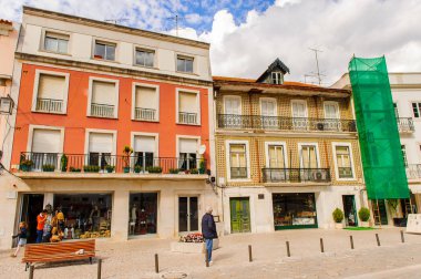 Alcobaca, Portekiz - 15 Ekim 2016: Alcobaca'daki ana meydanın mimarisi, Oeste Alt Bölgesi, Portekiz'in Centro bölgesi. Şehir ilk kral Afonso Henriques sonra önemli oldu