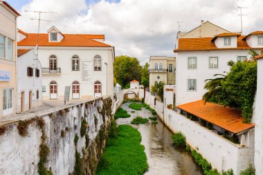 Alcobaca, Portekiz - 15 Ekim 2016: Alcobaca Mimarisi, Oeste Alt Bölgesi, Portekiz'de Centro bölgesi. Şehir ilk kral Afonso Henriques sonra önemli oldu