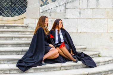 Coimbra, Portekiz - 16 Ekim 2016: Harry Potter Hogwarts üniformasının prototipi J K Rowlinf sa tarafından kullanılmakta olan Okul pelerini giyen Coimbra Üniversitesi'nin tanımlanamayan öğrencileri