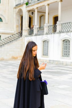 Coimbra, Portekiz - 16 Ekim 2016: Harry Potter Hogwarts üniformasının prototipi J K Rowlinf sa tarafından kullanılmakta olan Okul pelerini giyen Coimbra Üniversitesi'nin tanımlanamayan öğrencisi