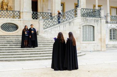 Coimbra, Portekiz - 16 Ekim 2016: Harry Potter Hogwarts üniformasının prototipi J K Rowlinf sa tarafından kullanılmakta olan Okul pelerini giyen Coimbra Üniversitesi'nin tanımlanamayan öğrencileri