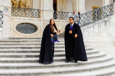 Coimbra, Portekiz - 16 Ekim 2016: Harry Potter Hogwarts üniformasının prototipi J K Rowlinf sa tarafından kullanılmakta olan Okul pelerini giyen Coimbra Üniversitesi'nin tanımlanamayan öğrencileri