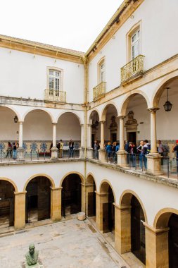 Coimbra, Portekiz - 16 Ekim 2016: Dünyanın en eski üniversitelerinden biri olan 1290 yılında kurulan Coimbra Üniversitesi. Unesco Dünya Mirası.