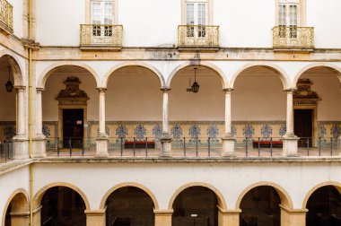 Coimbra, Portekiz - 16 Ekim 2016: Dünyanın en eski üniversitelerinden biri olan 1290 yılında kurulan Coimbra Üniversitesi. Unesco Dünya Mirası.