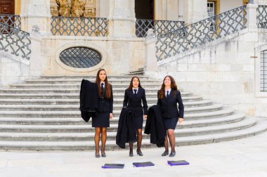 Coimbra, Portekiz - 16 Ekim 2016: Harry Potter Hogwarts üniformasının prototipi J K Rowlinf sa tarafından kullanılmakta olan Okul pelerini giyen Coimbra Üniversitesi'nin tanımlanamayan öğrencileri