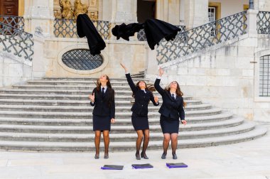 Coimbra, Portekiz - 16 Ekim 2016: Harry Potter Hogwarts üniformasının prototipi J K Rowlinf sa tarafından kullanılmakta olan Okul pelerini giyen Coimbra Üniversitesi'nin tanımlanamayan öğrencileri