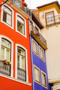 Coimbra, Portekiz - 16 Ekim 2016: Coimbra, Portekiz'in tarihi merkezinin mimarisi. Unesco tarafından 2013 yılından bu yana Dünya Mirası