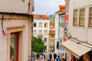 Coimbra, Portekiz - 16 Ekim 2016: Coimbra, Portekiz'in tarihi merkezinin mimarisi. Unesco tarafından 2013 yılından bu yana Dünya Mirası