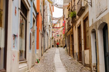 Coimbra, Portekiz - 16 Ekim 2016: Coimbra, Portekiz'in tarihi merkezinin dar caddesi. Unesco tarafından 2013 yılından bu yana Dünya Mirası