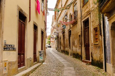 Coimbra, Portekiz - 16 Ekim 2016: Coimbra, Portekiz'in tarihi merkezinin dar caddesi. Unesco tarafından 2013 yılından bu yana Dünya Mirası