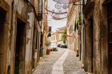 Coimbra, Portekiz - 16 Ekim 2016: Coimbra, Portekiz'in tarihi merkezinin dar caddesi. Unesco tarafından 2013 yılından bu yana Dünya Mirası