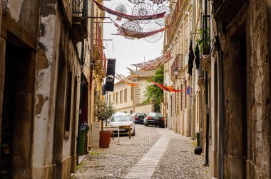 Coimbra, Portekiz - 16 Ekim 2016: Coimbra, Portekiz'in tarihi merkezinin dar caddesi. Unesco tarafından 2013 yılından bu yana Dünya Mirası