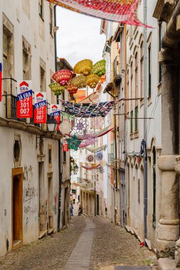 Coimbra, Portekiz - 16 Ekim 2016: Coimbra, Portekiz'in tarihi merkezinin mimarisi. Unesco tarafından 2013 yılından bu yana Dünya Mirası